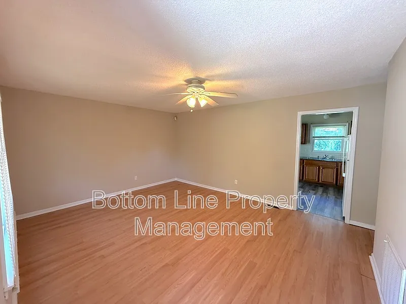 3 bed, 1.5 bath, 1050 sqft, $1,685 — Photo 2