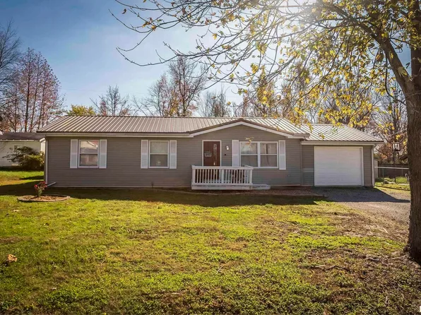 905 W Perrine St, Johnston City, IL 62951