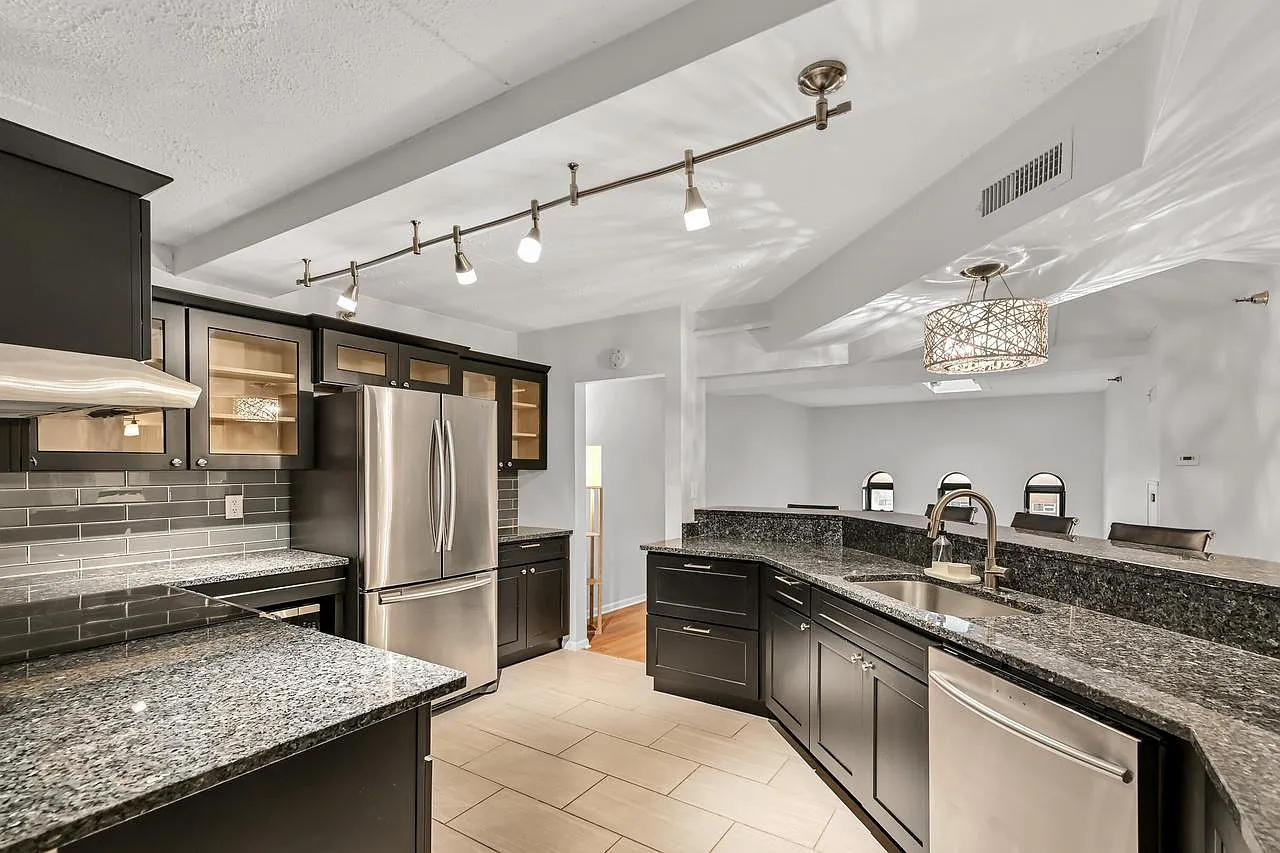 270 East Highland AVENUE #1011 photo 1