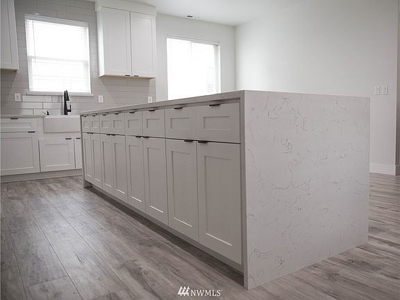 4th image of 4021 Quinn Dr NE