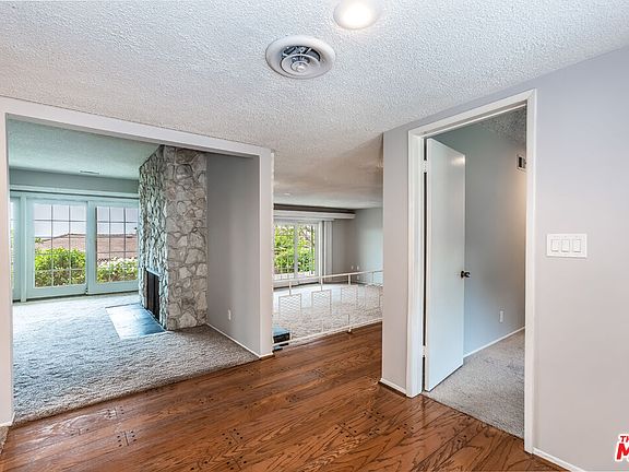 3rd image of 209 E Burke Dr