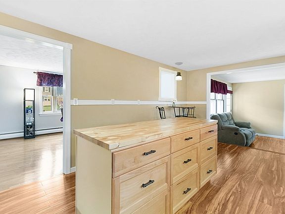 4th image of 39 Oxford Dr