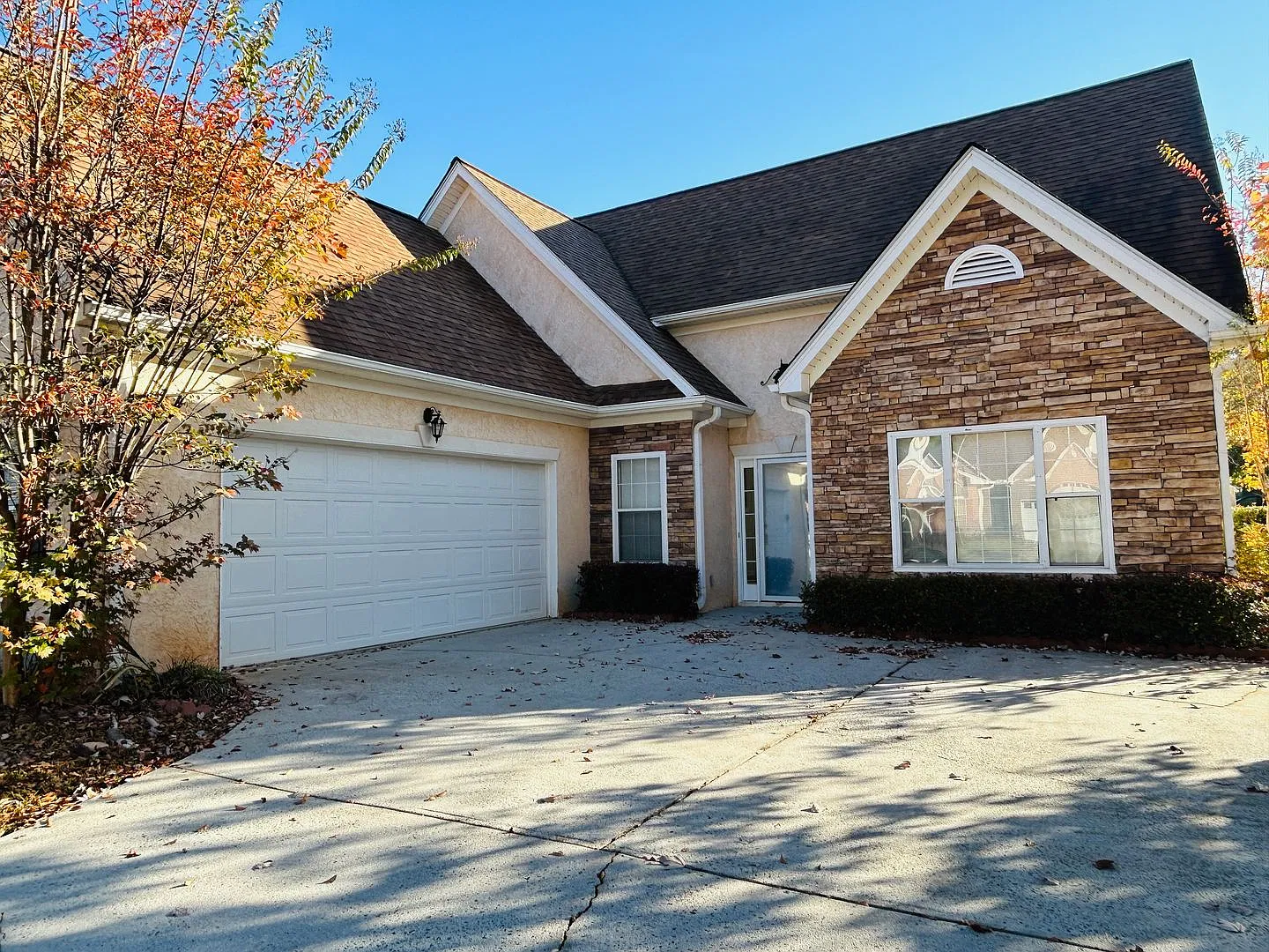 Lovely 2 story plan w/master on the main, 2 car garage, fenced yard, must see! — Photo 3
