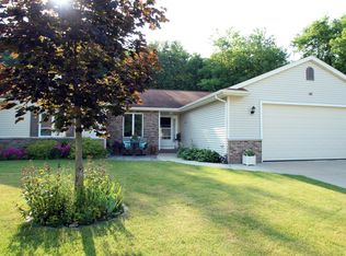 141 Mark Dr, Johnson Creek, WI 53038