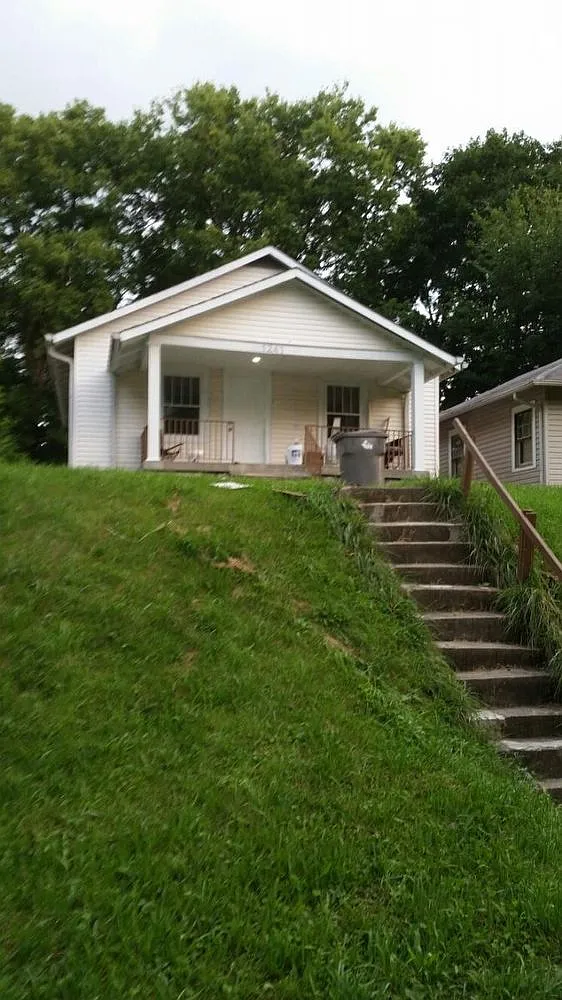 1241 W 33rd St photo 1