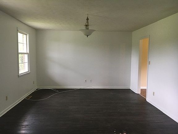 3rd image of 1033 Twin Pine Rd