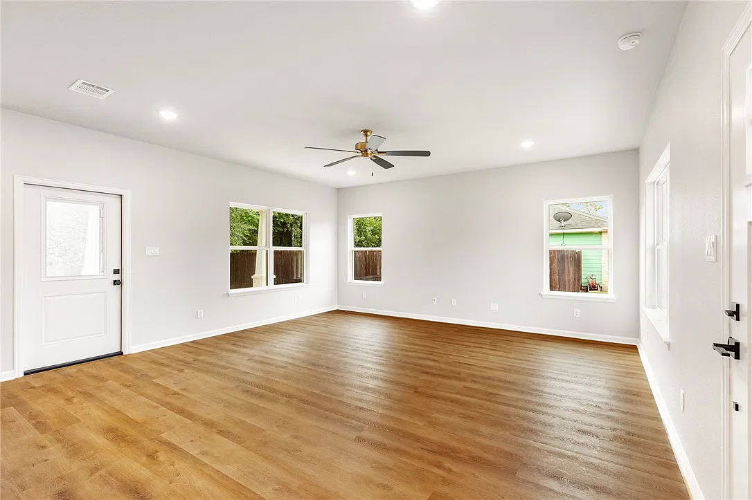 3 bed, 1600 sqft, $2,400 — Photo 3