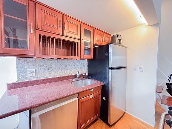 4th image of 141 Carlton Ave APT 7