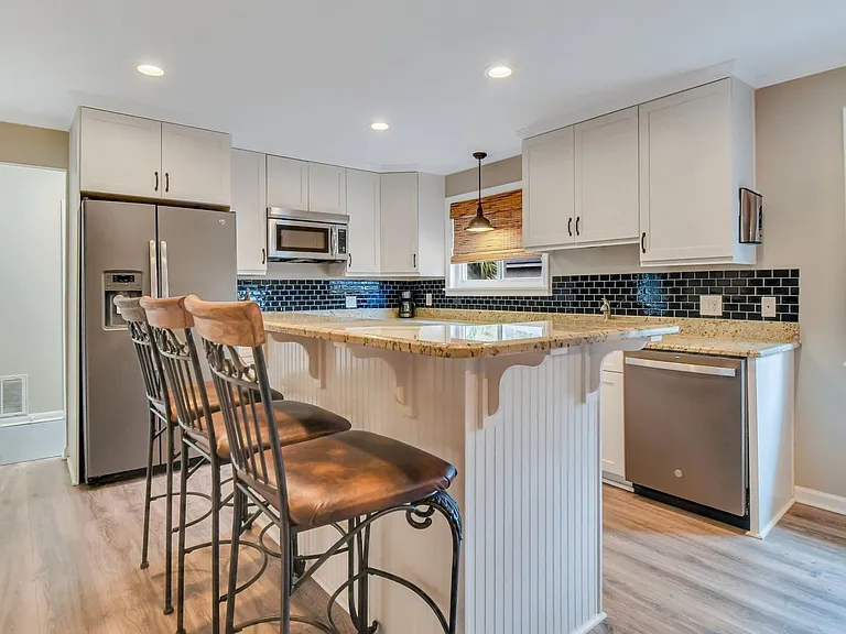 1015 Reita St — Photo 11