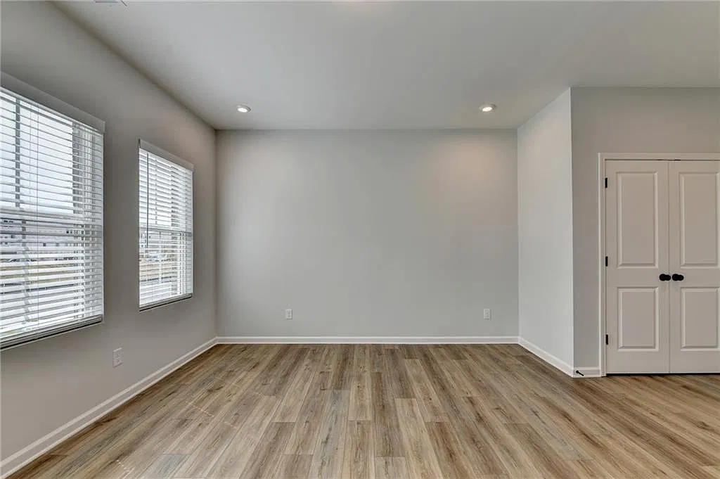 3 bed, 3.5 bath, 2008 sqft, $2,400 — Photo 3