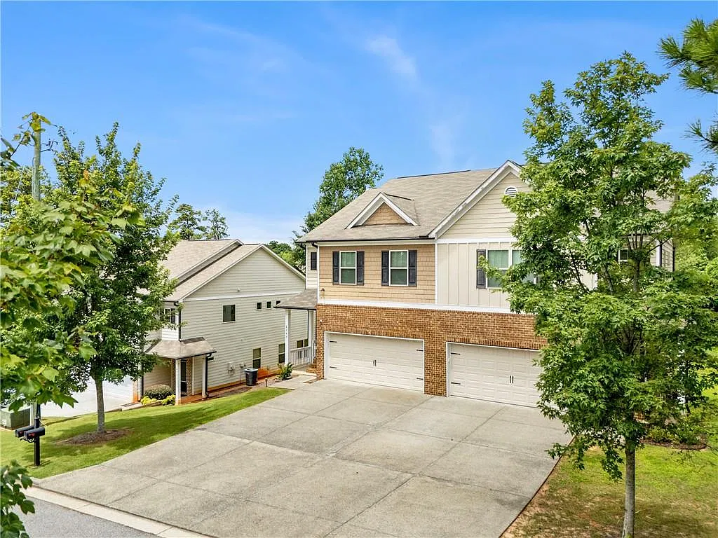 3 bed, 2.5 bath, 1998 sqft, $2,400 — Photo 2