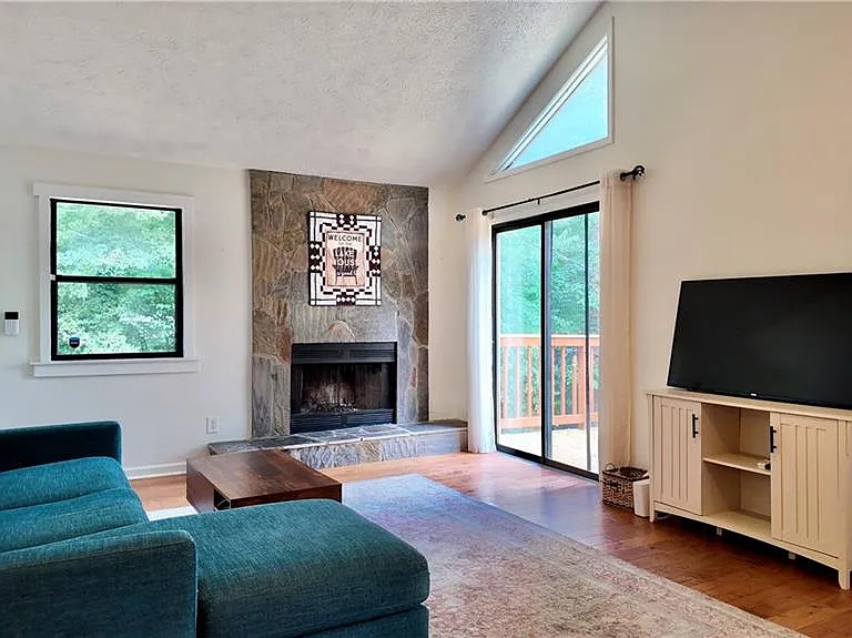 947 Lake Dr — Photo 2