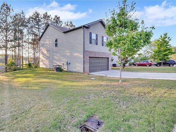 3rd image of 418 Lake Ridge Ln