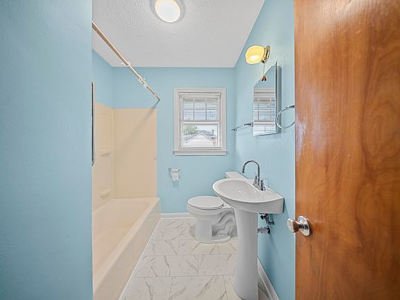 5th image of 2202 Crest St