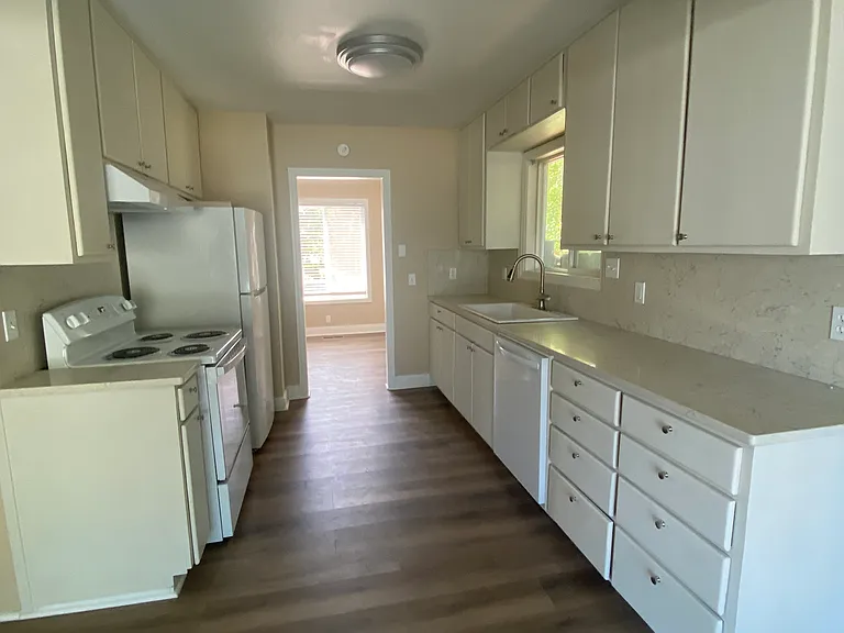 518 NE Everett St — Photo 6