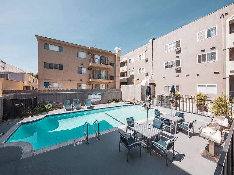 415 Gayley Ave — Photo 15