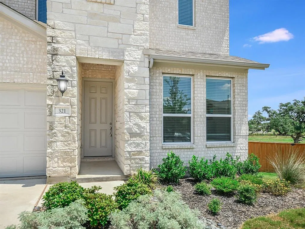 5 bed, 3.0 bath, 2739 sqft, $2,600 — Photo 2
