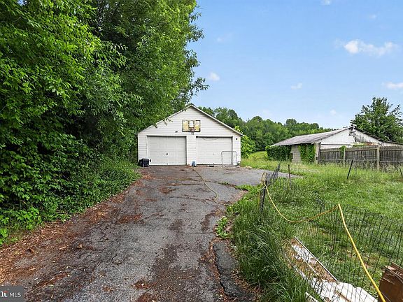 3rd image of 604 Shakesville Rd