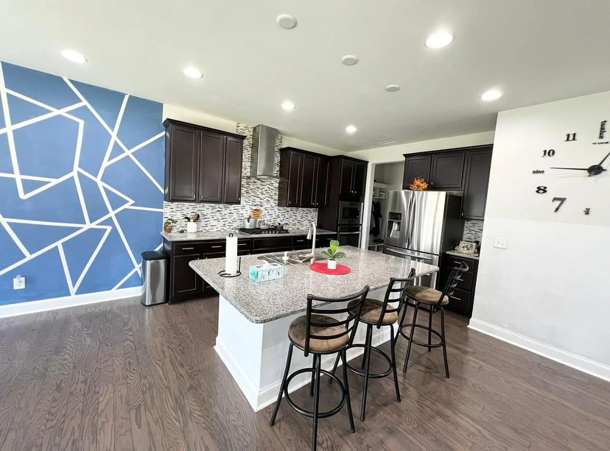 4 bed, 2411 sqft, $2,500 — Photo 3