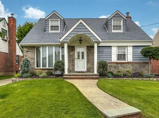 490 Argyle Rd, Mineola, NY 11501