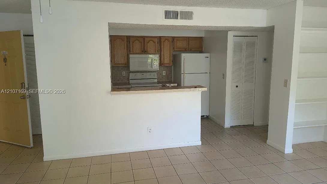 Royal Poinciana Condo — Photo 4