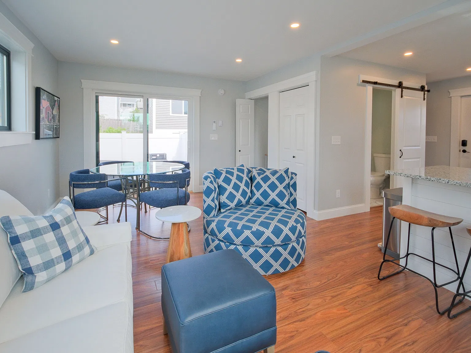 2 bed, 1.5 bath, 1000 sqft, $2,400 — Photo 4