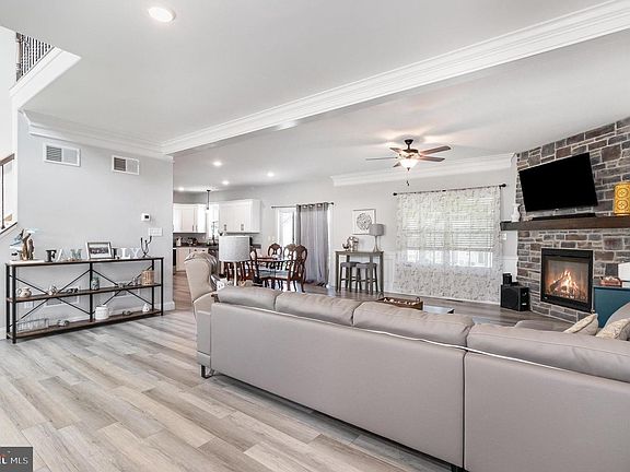 4th image of 465 Winchester Dr