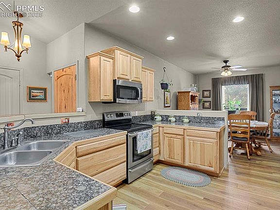 3rd image of 9 Kingston Cir