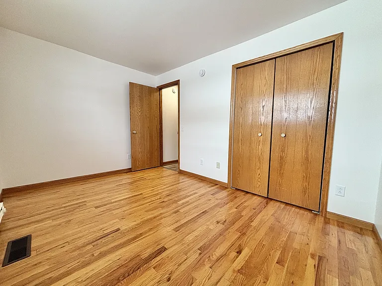 Town's Edge Apartments — Photo 24