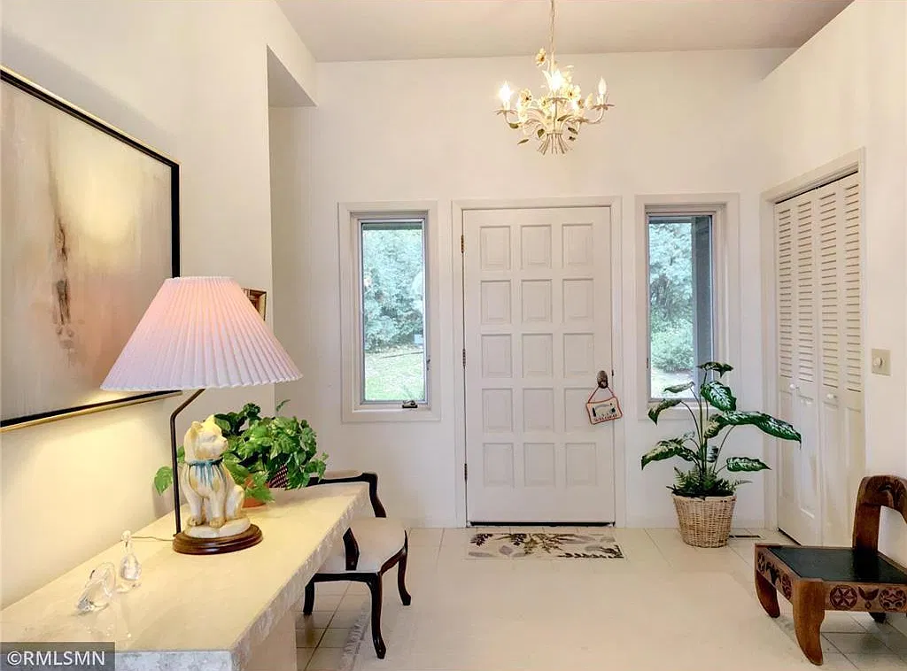 5 bed, 3.5 bath, 4061 sqft, $3,000 — Photo 2