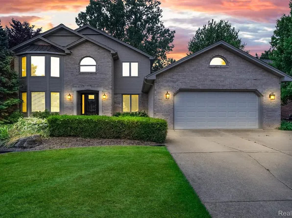 2942 Bywater Dr, Troy, MI 48085