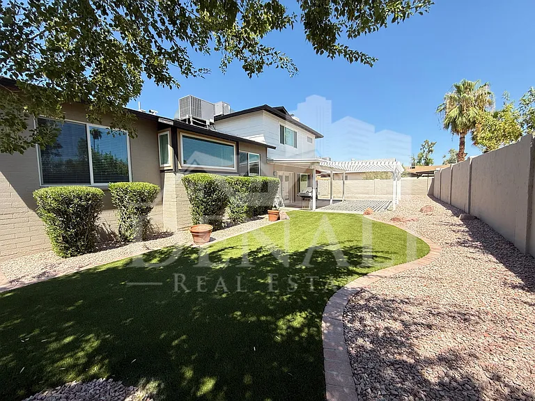 811 E Chilton Dr — Photo 37