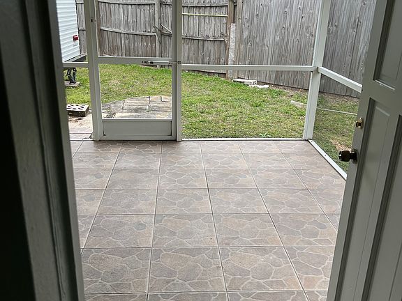 4th image of 1119 Meadowlawn Dr N