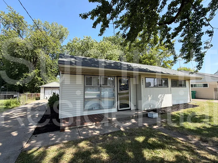 3 bed, 1.0 bath, 1214 sqft, $1,545 — Photo 1