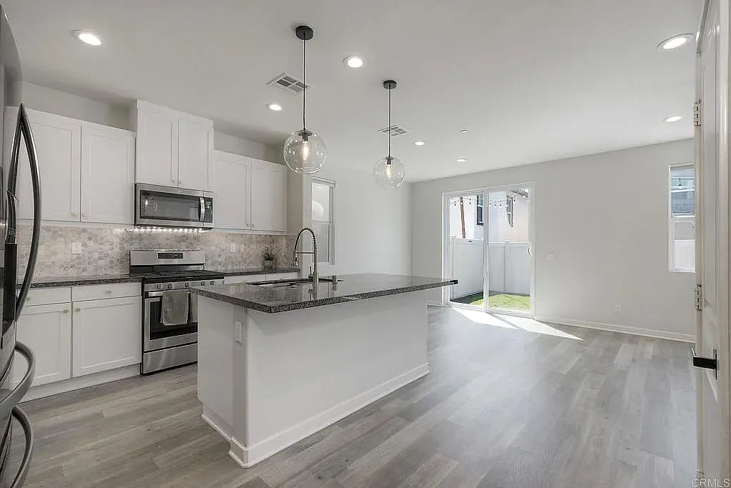 4 bed, 2157 sqft, $4,350 — Photo 2