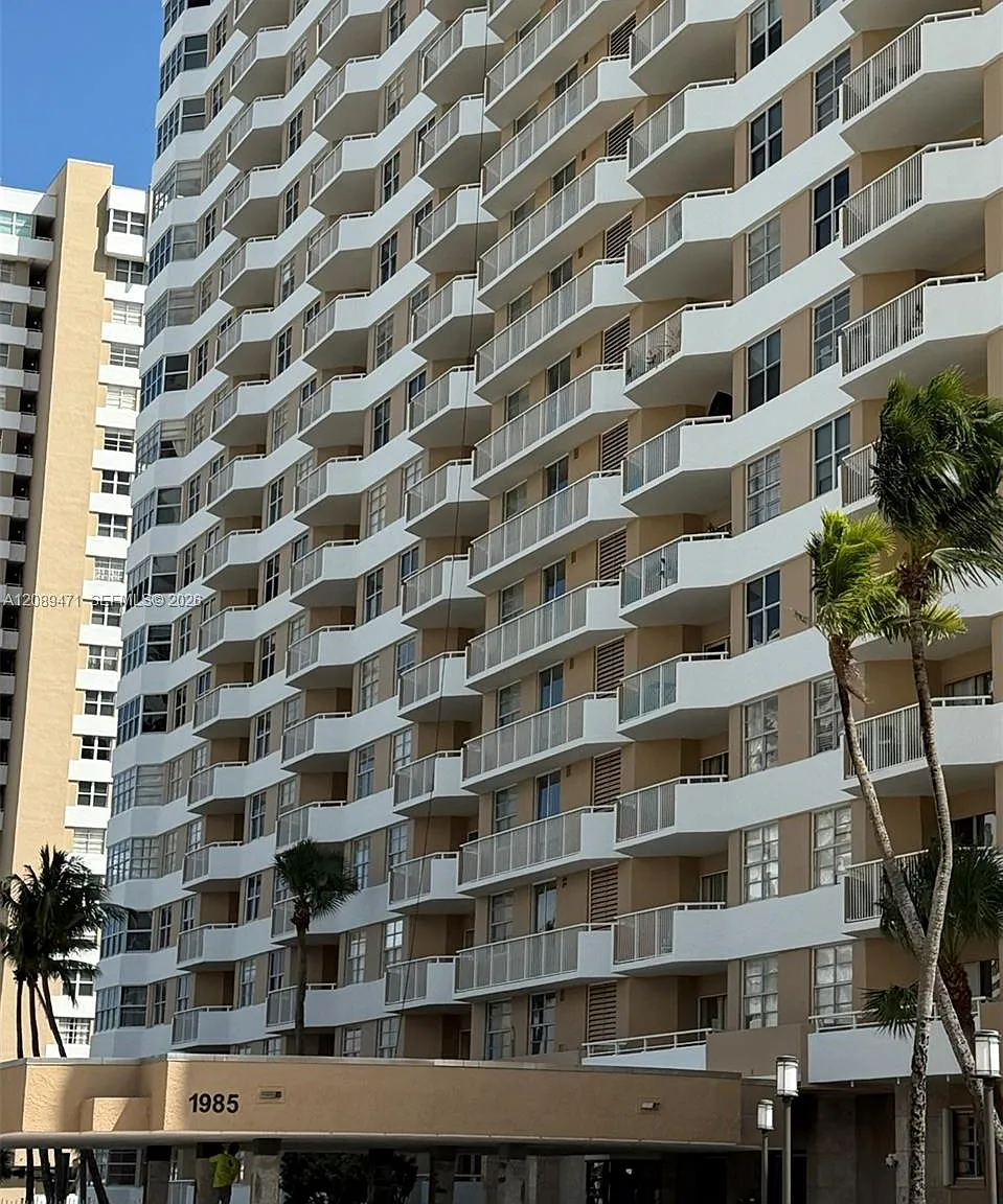 Hemispheres Condo — Photo 3