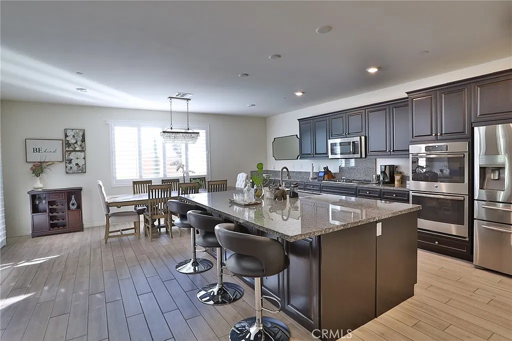 4 bed, 2.5 bath, 2765 sqft, $4,200 — Photo 3