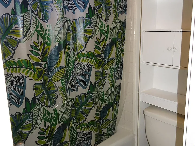 Waikiki Whale Watcher Apartments — Photo 33