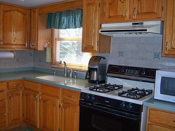 5th image of 27 Tower Hill Dr
