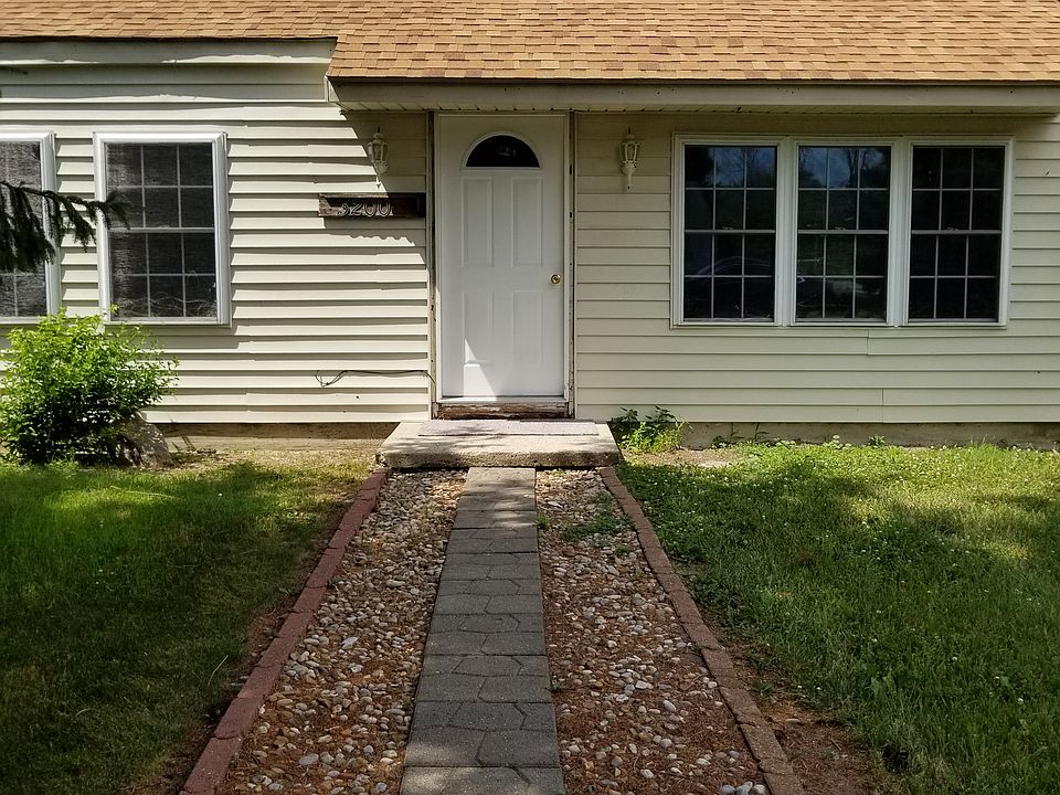 1st image of 3200 W Holly St