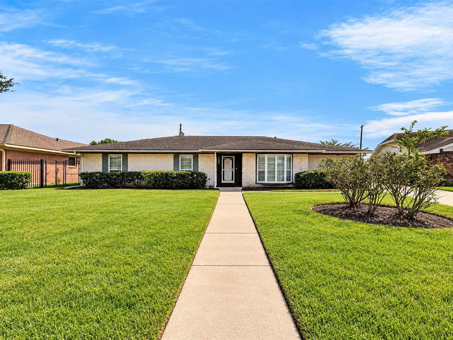 3 bed, 2.0 bath, 1982 sqft, $2,000 — Photo 1