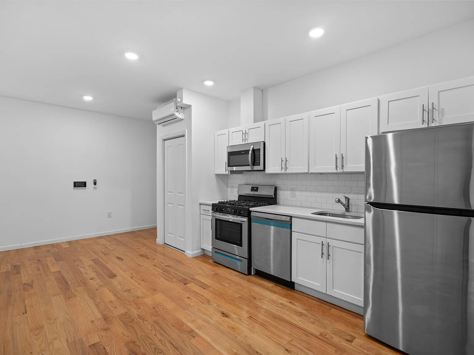 1 bed, 1.0 bath, $2,425 — Photo 2
