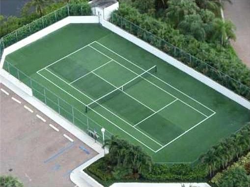 One Island place offers two tennis courst