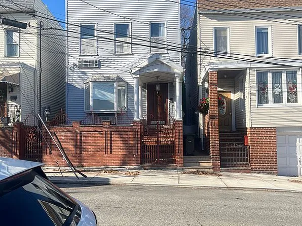 5262 68th St, Maspeth, NY 11378