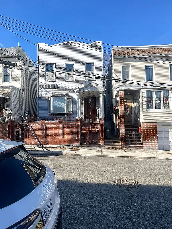 5262 68th St photo 1