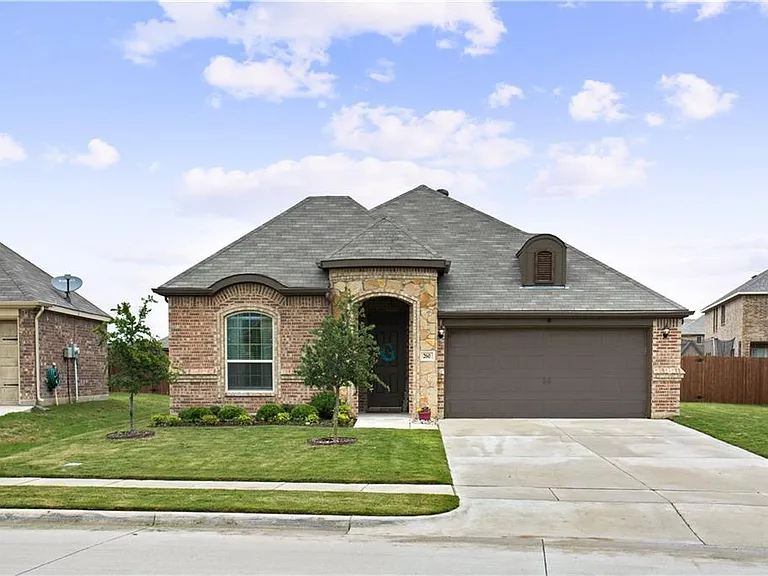 260 Hilltop Dr — Photo 2