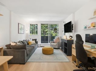 1867 W 3rd Ave #202, Vancouver, BC V6J 1K9