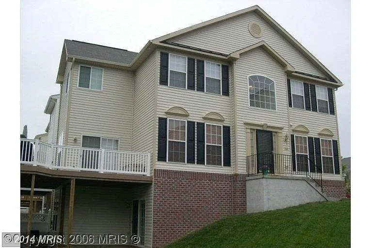 565 Kirkcaldy Way photo 1