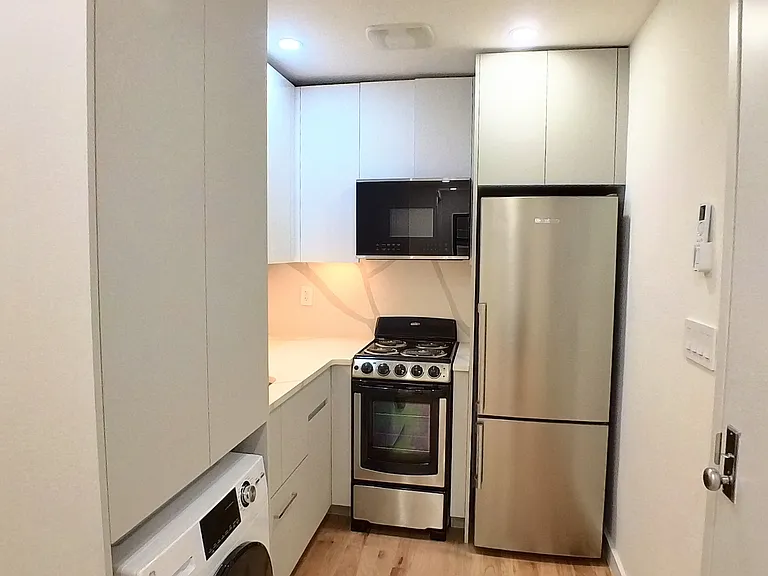 223 E 21st St #1F — Photo 6