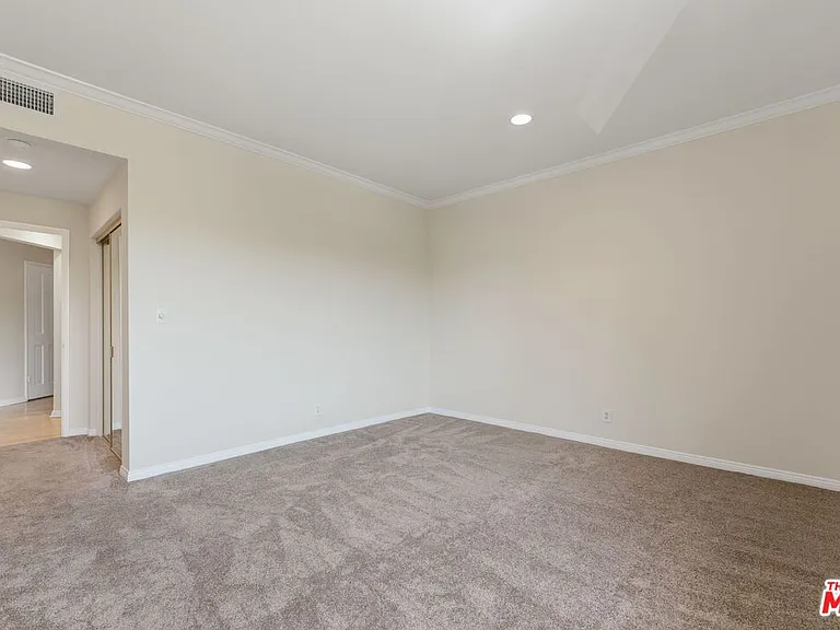 1315 Roxbury Dr #201 — Photo 23